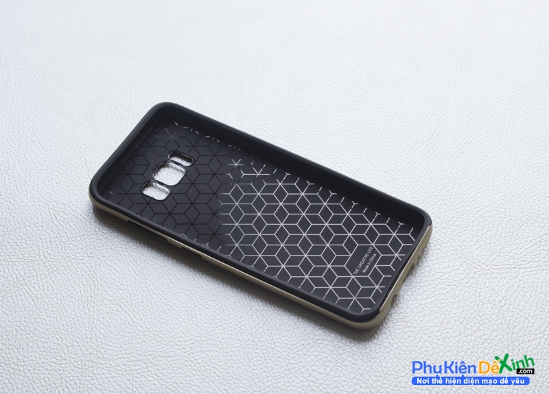 Ốp dẻo viền Samsung Galaxy S8 phía bên trong là 1 khung nhựa mềm TPU giúp bạn bảo vệ toàn diện mọi góc cạnh của máy rất tốt. Lớp nhựa này khá mỏng chỉ khoảng 0.7mm, bên ngoài kết hợp thêm khung hợp nhôm kim loại cao cấp rất sang ...